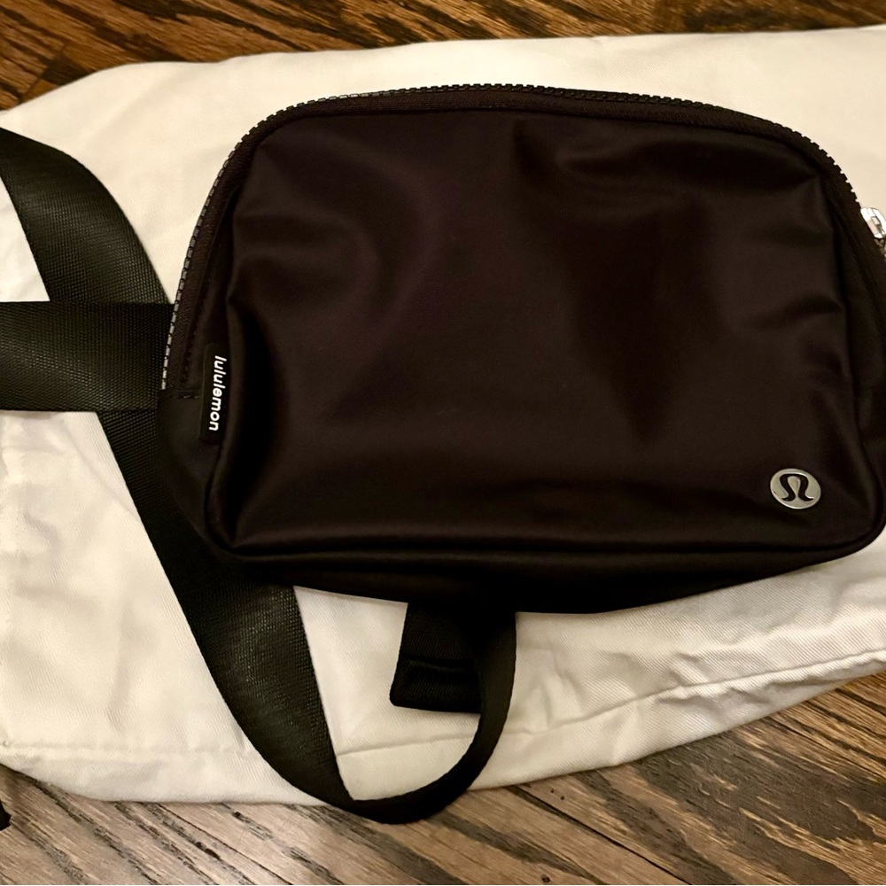 Lululemon black crossbody pouch